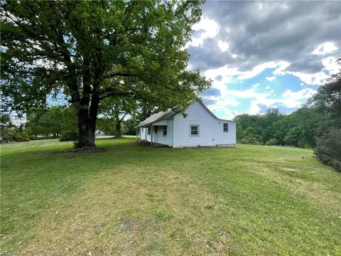 5074 Baux Mountain Rd, Winston Salem, NC 27105