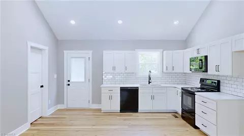 Kitchen - 8 Clover Ln, Thomasville, NC 27360 photo 1 of 3