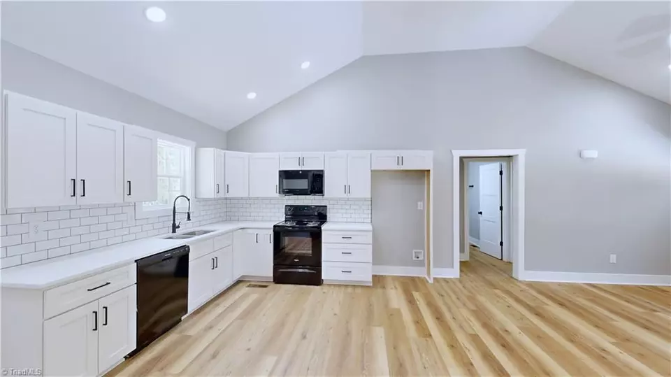 Kitchen - 8 Clover Ln, Thomasville, NC 27360 photo 2 of 3