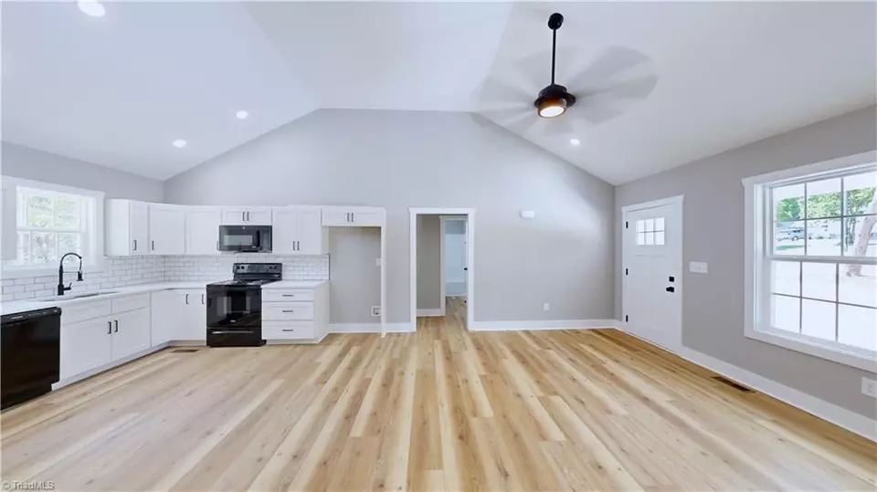 Living - 8 Clover Ln, Thomasville, NC 27360 photo 1 of 2