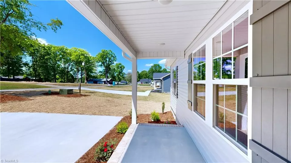 Exterior - 8 Clover Ln, Thomasville, NC 27360 photo 3 of 5