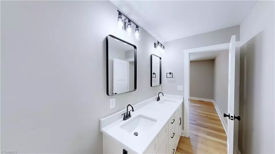 Bath - 8 Clover Ln, Thomasville, NC 27360 photo 2 of 4