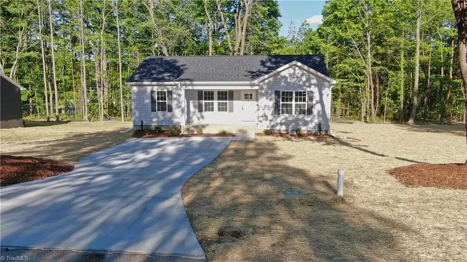 Exterior - 8 Clover Ln, Thomasville, NC 27360 photo 4 of 5