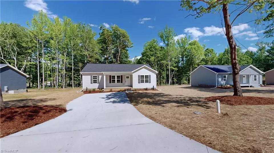 Exterior - 8 Clover Ln, Thomasville, NC 27360 photo 2 of 5