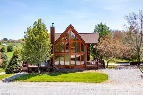 4 Chapel Ridge Cir, Sparta, NC 28675