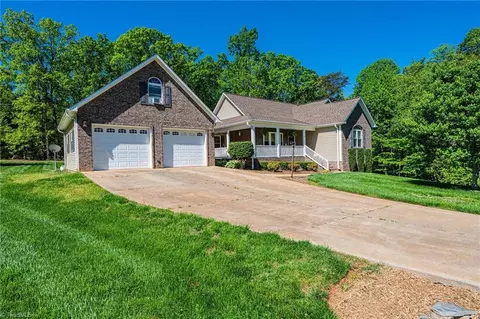 210 Lynnbrook Ln, Taylorsville, NC 28681