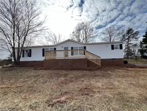 347 Fox Run Ln, Pilot Mountain, NC 27041