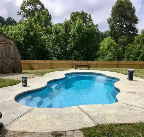 6173 Glen Way Dr, Winston Salem, NC 27107