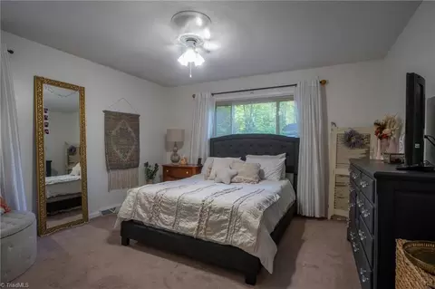 Bedroom - 1230 Wales Dr, High Point, NC 27262 photo 4 of 10
