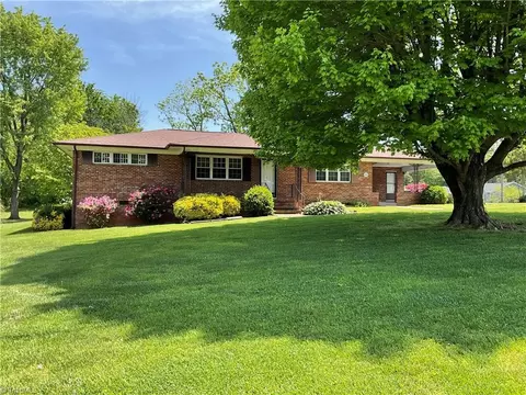 623 Lakeview Dr, Thomasville, NC 27360