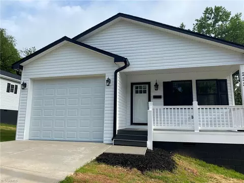 233 Elm St E, Mount Airy, NC 27030