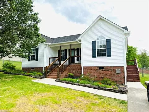 17 Landon Ln, Thomasville, NC 27360