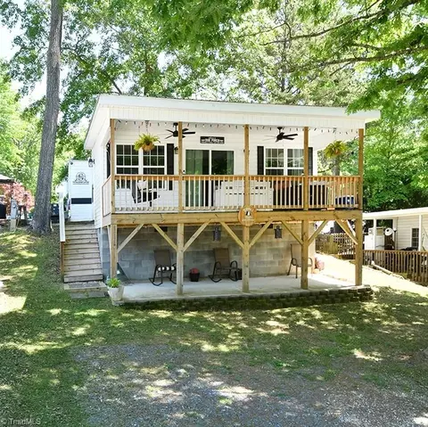115 Pine St, New London, NC 28127