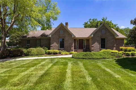 2802 Huntsman Ct, Jamestown, NC 27282