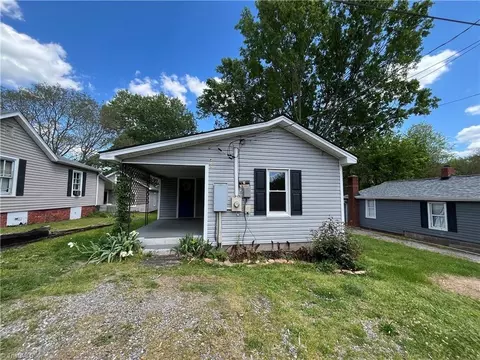 303 7th Ave S, Mayodan, NC 27027