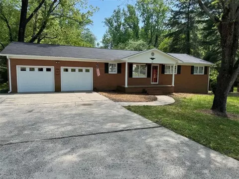 301 Meadowbrook Dr, King, NC 27021
