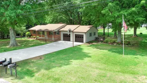 2370 Pine Meadow Dr, Kernersville, NC 27284