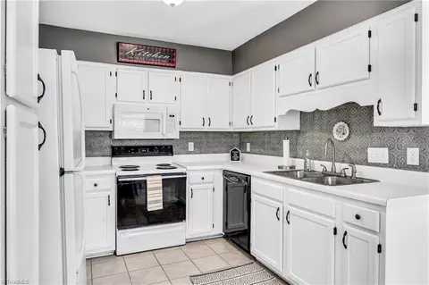 2952 Eagle Pointe Dr, High Point, NC 27265 photo 9