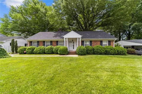 2917 New Hanover Dr, Greensboro, NC 27408