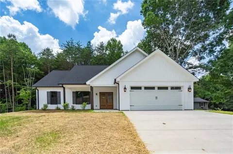 121 Crossfield Ct, Lexington, NC 27295