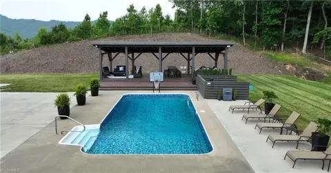 542 Hawks Nest Trl, Purlear, NC 28665 photo 6
