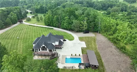 542 Hawks Nest Trl, Purlear, NC 28665 photo 3