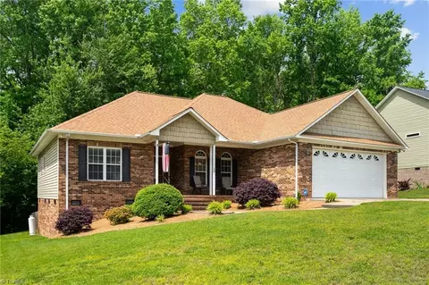 28 Roselynn Ln, Thomasville, NC 27360