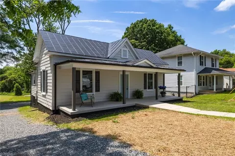 1004 Barnes St, Reidsville, NC 27320