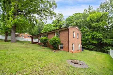 3205 Goslen Dr, Pfafftown, NC 27040