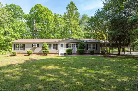 6396 Squaw Dr, Pfafftown, NC 27040