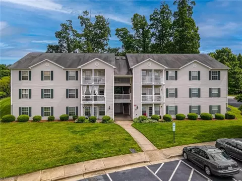 901 Hanahan Ct #2B, Greensboro, NC 27409