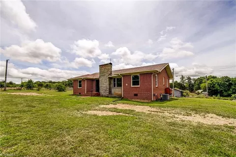 Exterior - 1171 Mitchell Rd, Pilot Mountain, NC 27041 photo 3 of 8