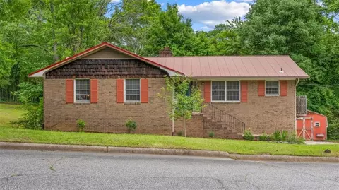 3527 Woodview Dr, High Point, NC 27265
