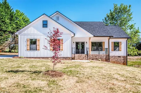 109 Falling Creek Dr, Statesville, NC 28625