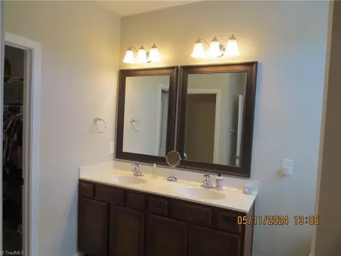Bath - 101 Ascender Dr, King, NC 27021 photo 3 of 4