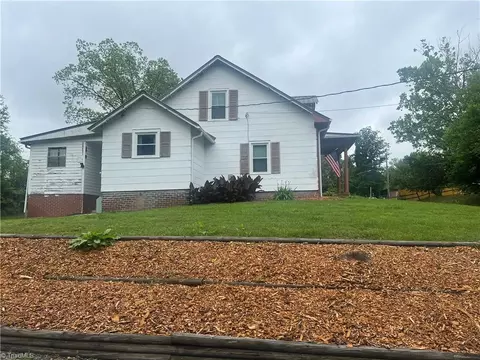 262 Summit Dr, Mount Airy, NC 27030 photo 4