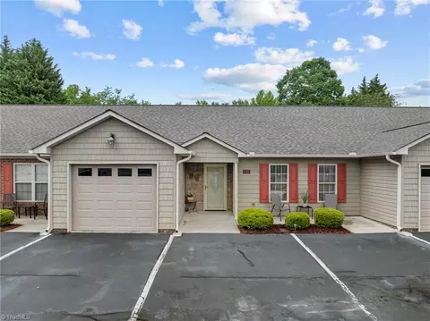 502 Pinefield Pl, Thomasville, NC 27360