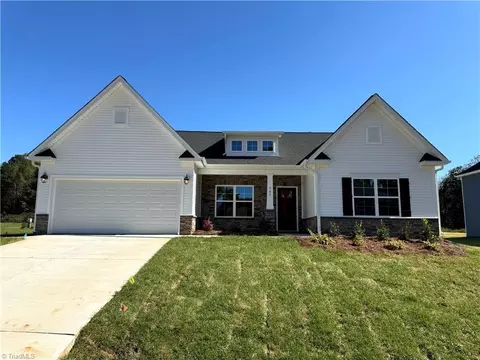 905 Fairmile Dr, Greensboro, NC 27455