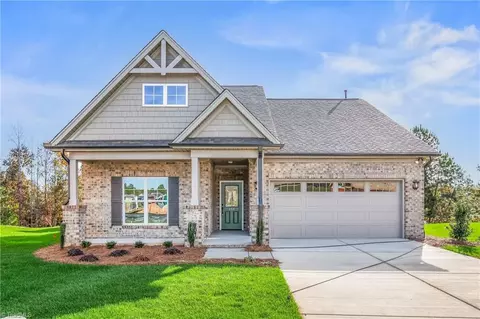 157 Castle Pond Dr, Winston Salem, NC 27107