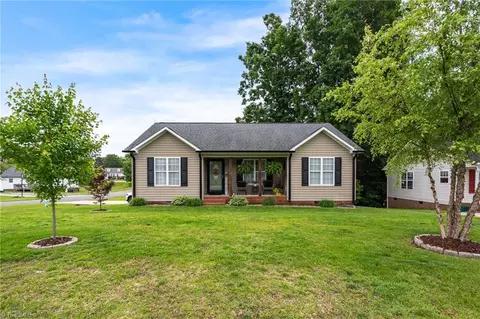 16 Grace Dr, Thomasville, NC 27360