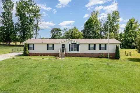 6652 Oak Hollow Dr, Snow Camp, NC 27349