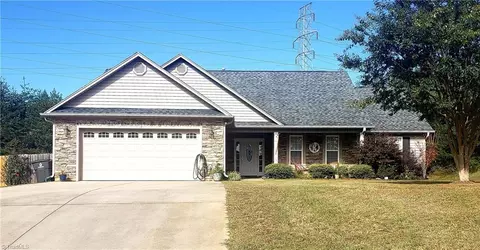 154 Brooks Edge Dr, Winston Salem, NC 27107