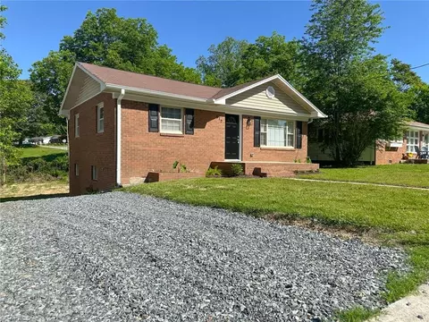 512 Washington Ave N, Reidsville, NC 27320