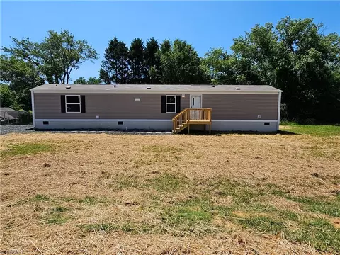 401 Brook St, Walnut Cove, NC 27052