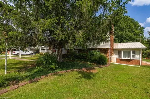 2255 Stonehaven Rd, Kernersville, NC 27284
