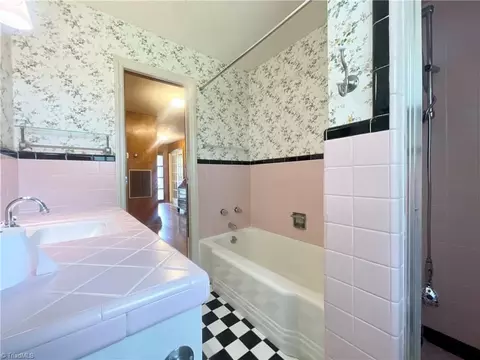 Bath - 222 Parkway Ave E, High Point, NC 27262 photo 2 of 3