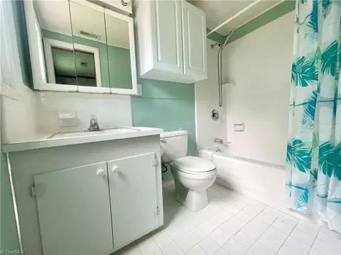 Bath - 222 Parkway Ave E, High Point, NC 27262 photo 3 of 3