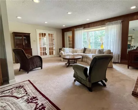 Living - 222 Parkway Ave E, High Point, NC 27262 photo 4 of 7