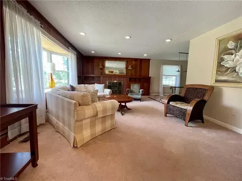 Living - 222 Parkway Ave E, High Point, NC 27262 photo 3 of 7