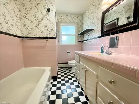 Bath - 222 Parkway Ave E, High Point, NC 27262 photo 1 of 3
